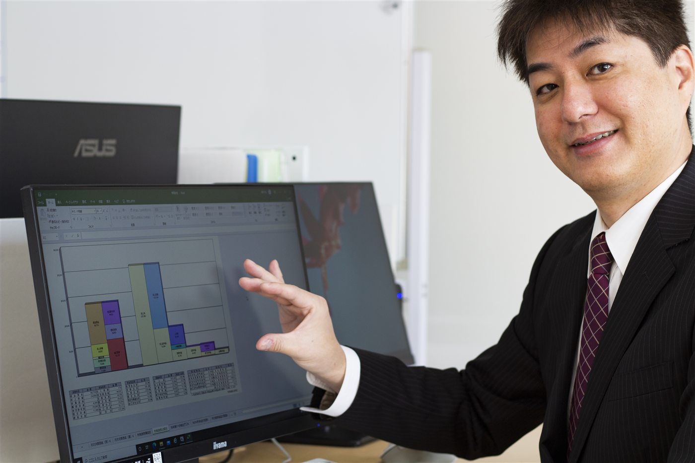 グラフを使って月次の数字を説明する税理士 高林栄二